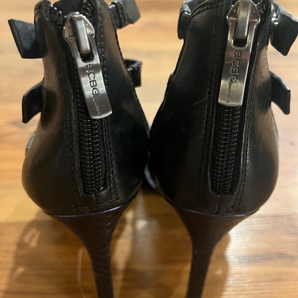 BCBG Canon Metallic Blue snakeskin stilettos - Picture 5 of 7